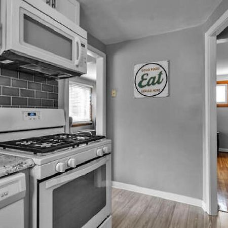 Gorgeous 2 Queen Bedroom Lower Apartment In North Buffalo With Free Driveway Parking エクステリア 写真