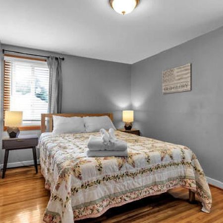 Gorgeous 2 Queen Bedroom Lower Apartment In North Buffalo With Free Driveway Parking エクステリア 写真