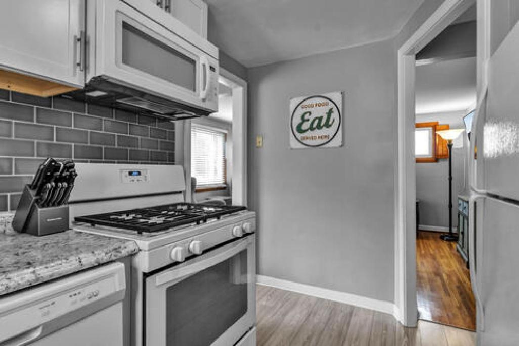 Gorgeous 2 Queen Bedroom Lower Apartment In North Buffalo With Free Driveway Parking エクステリア 写真