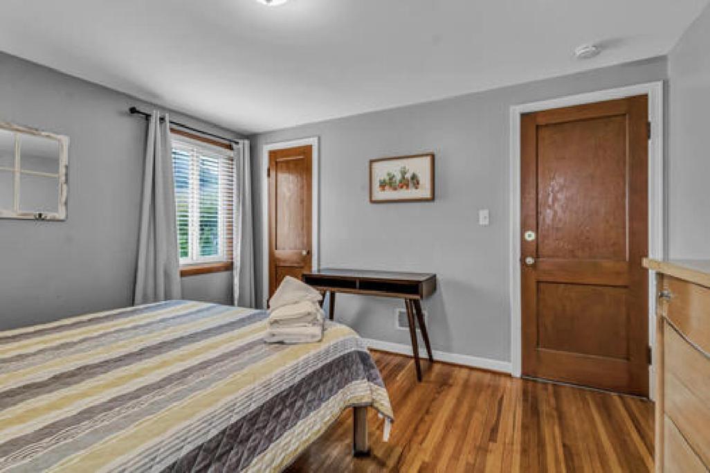 Gorgeous 2 Queen Bedroom Lower Apartment In North Buffalo With Free Driveway Parking エクステリア 写真