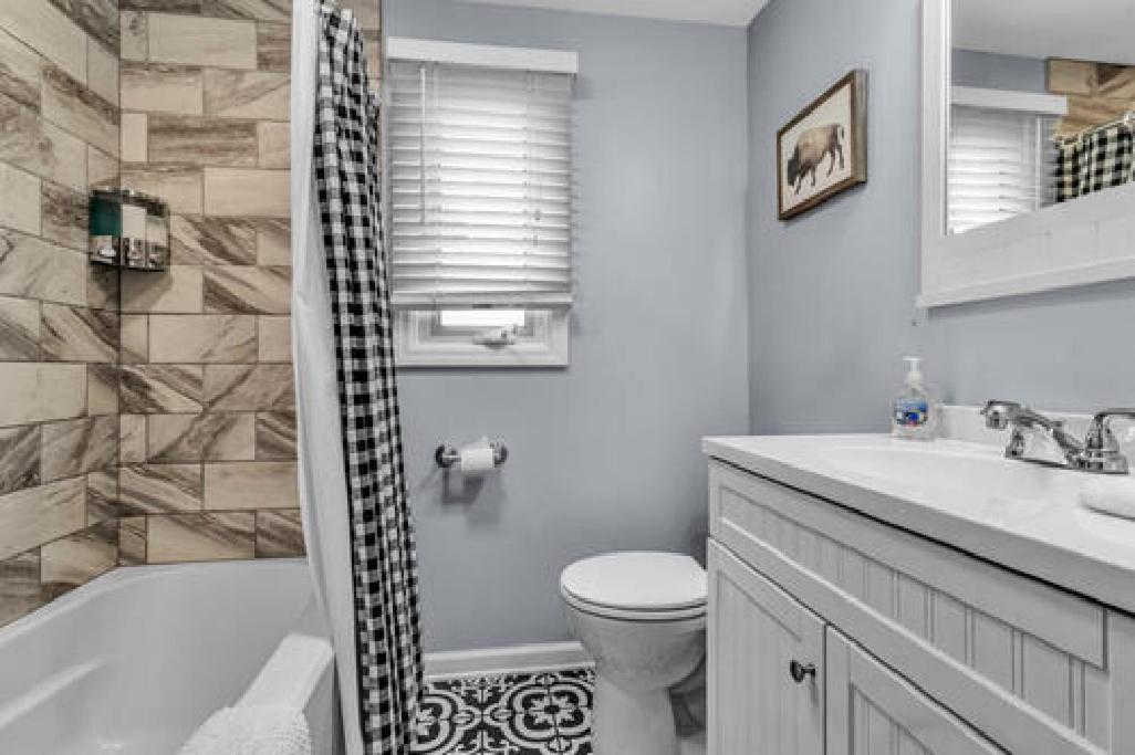 Gorgeous 2 Queen Bedroom Lower Apartment In North Buffalo With Free Driveway Parking エクステリア 写真