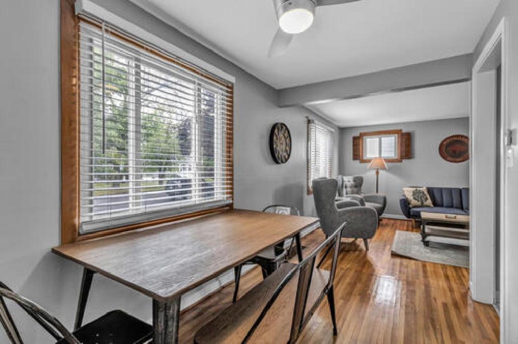 Gorgeous 2 Queen Bedroom Lower Apartment In North Buffalo With Free Driveway Parking エクステリア 写真