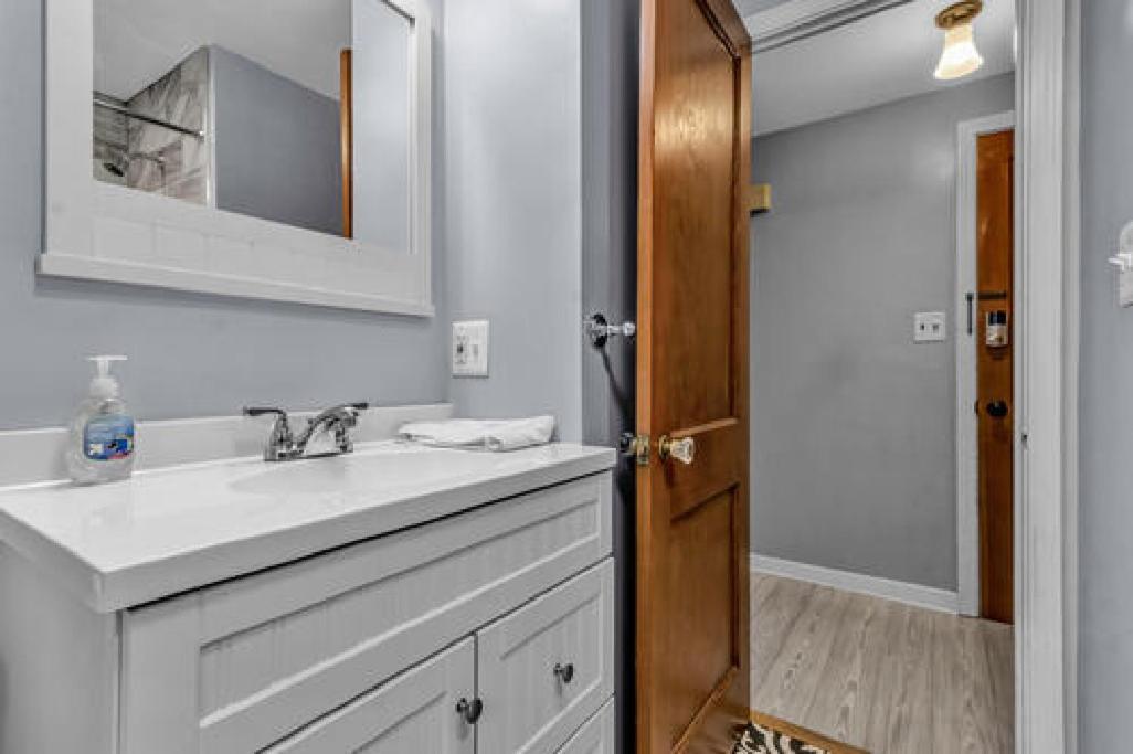 Gorgeous 2 Queen Bedroom Lower Apartment In North Buffalo With Free Driveway Parking エクステリア 写真