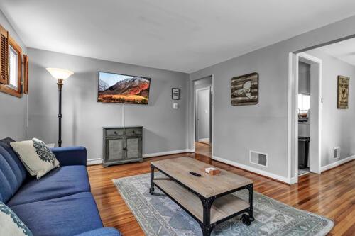 Gorgeous 2 Queen Bedroom Lower Apartment In North Buffalo With Free Driveway Parking エクステリア 写真